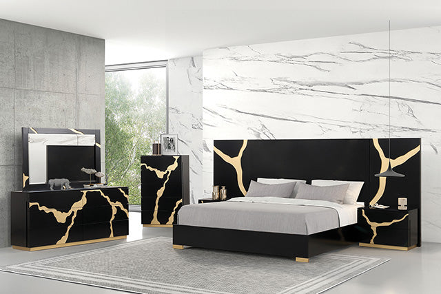 Goldsberg - Queen Bed w/ Wall Panels